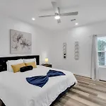 Modern City 3Bd2Ba King Bed, 4 Tvs & Parking