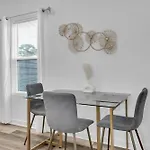 Modern City 3Bd2Ba King Bed, 4 Tvs & Parking