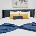 Modern City 3Bd2Ba King Bed, 4 Tvs & Parking