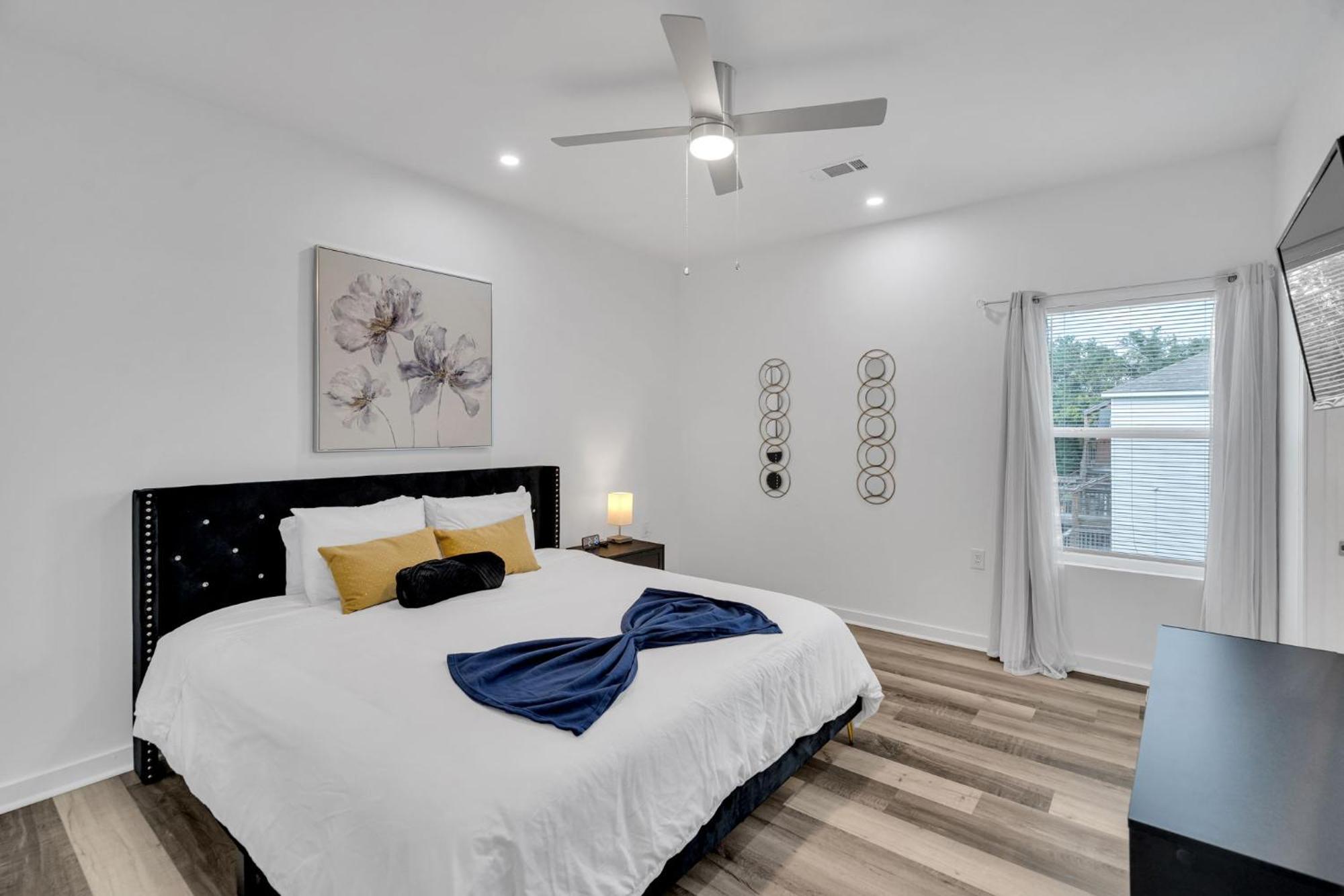Holiday home Modern 3bd2ba King Bed, 4 Tvs & Parking New Orleans