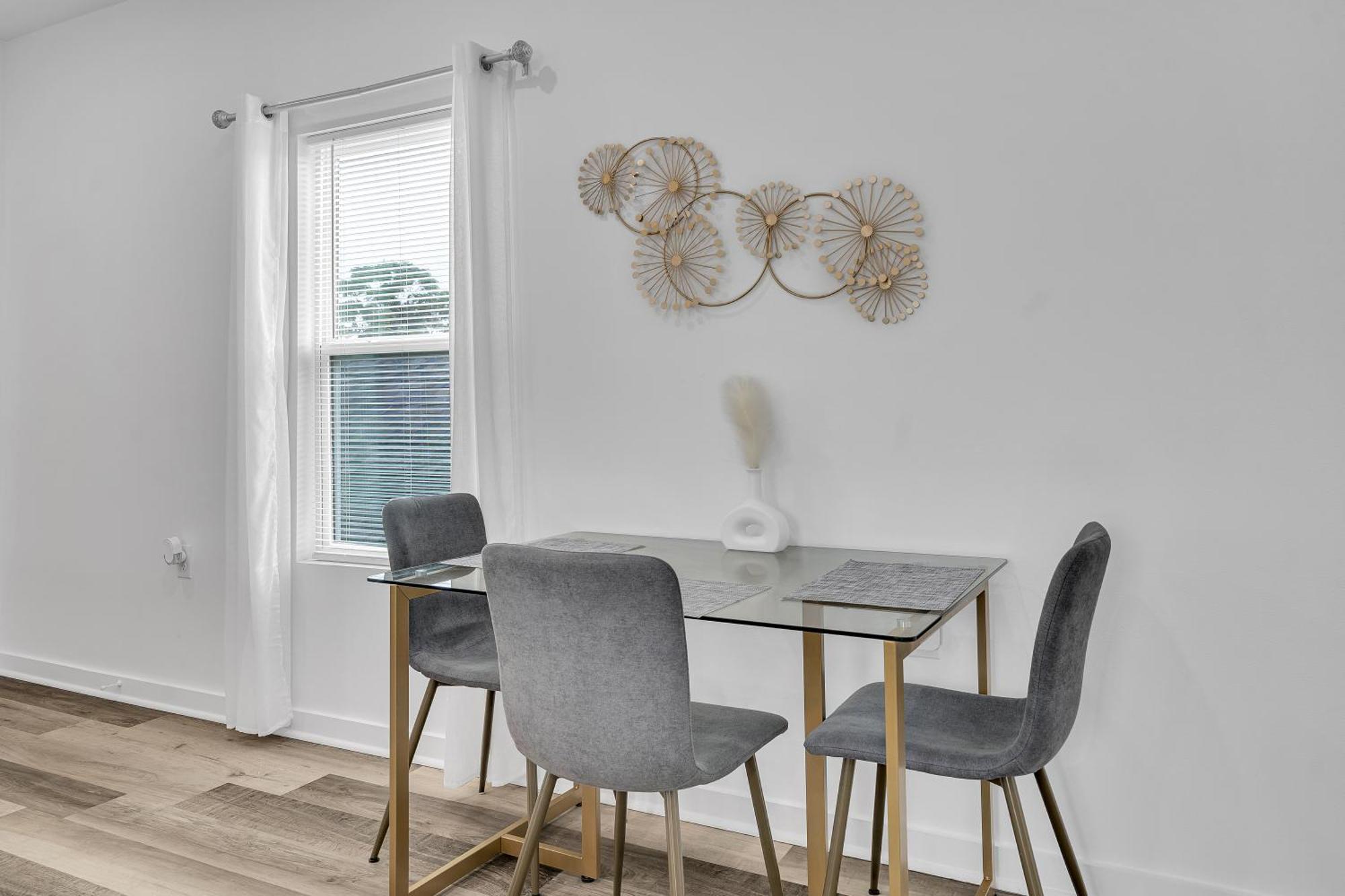 Modern 3bd2ba King Bed, 4 Tvs & Parking Holiday home *