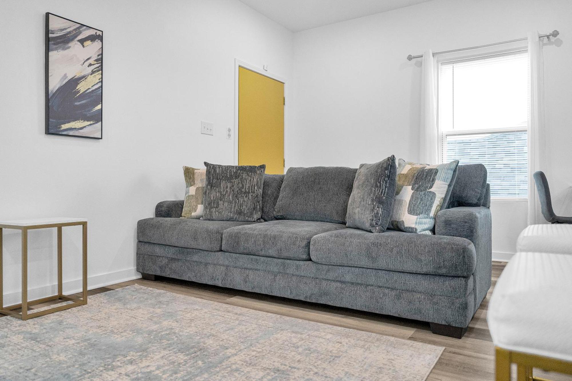 Modern 3bd2ba King Bed, 4 Tvs & Parking Holiday home *