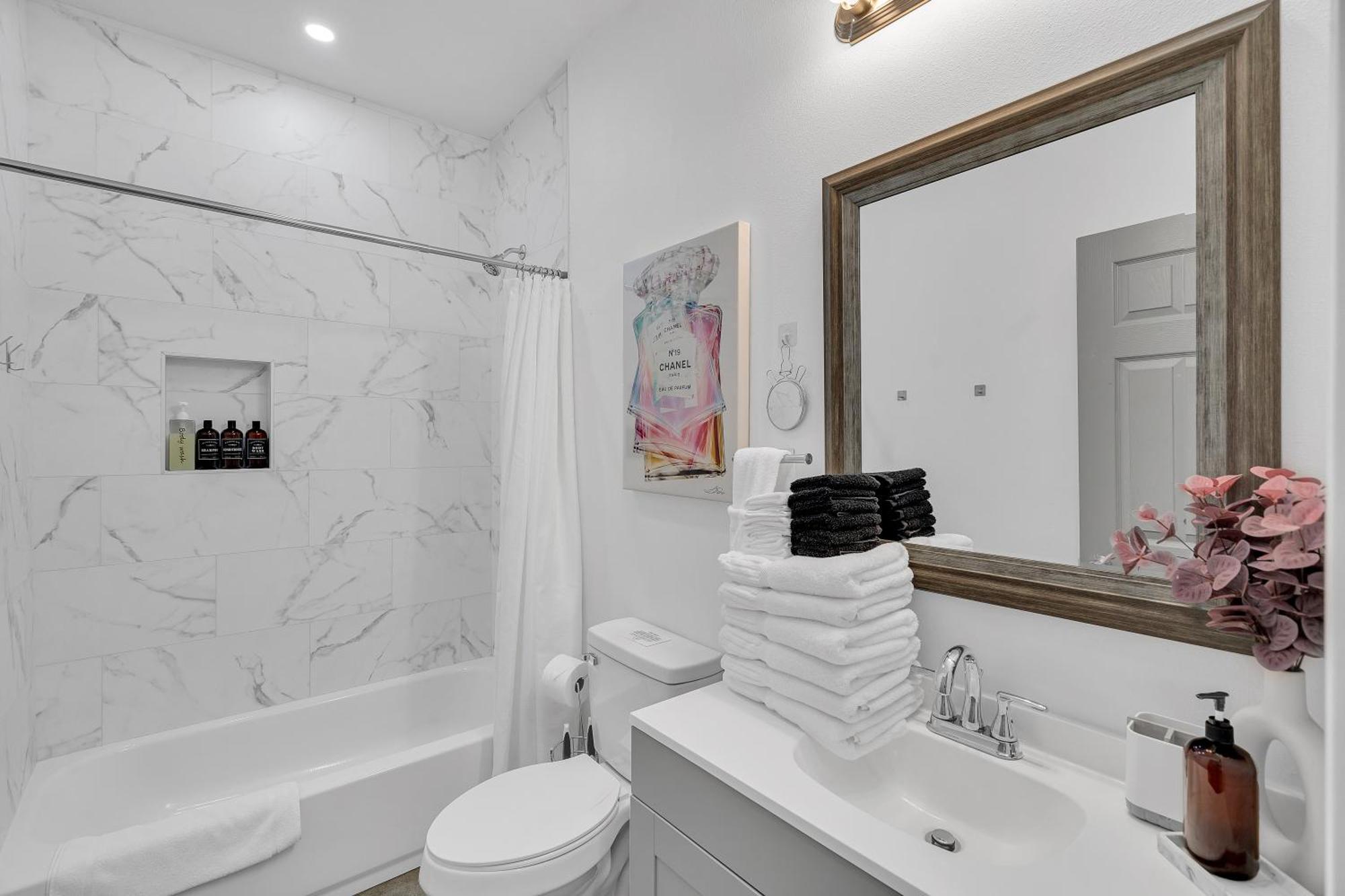 Modern 3bd2ba King Bed, 4 Tvs & Parking Holiday home New Orleans