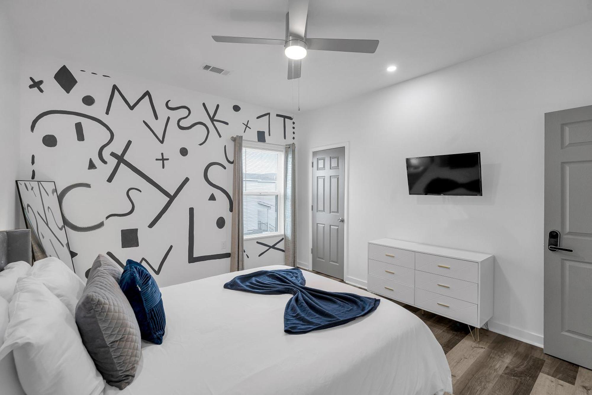 Holiday home Modern 3bd2ba King Bed, 4 Tvs & Parking