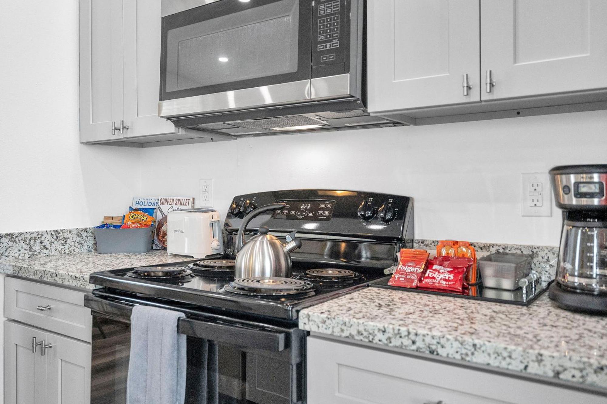 Modern 3bd2ba King Bed, 4 Tvs & Parking Holiday home New Orleans