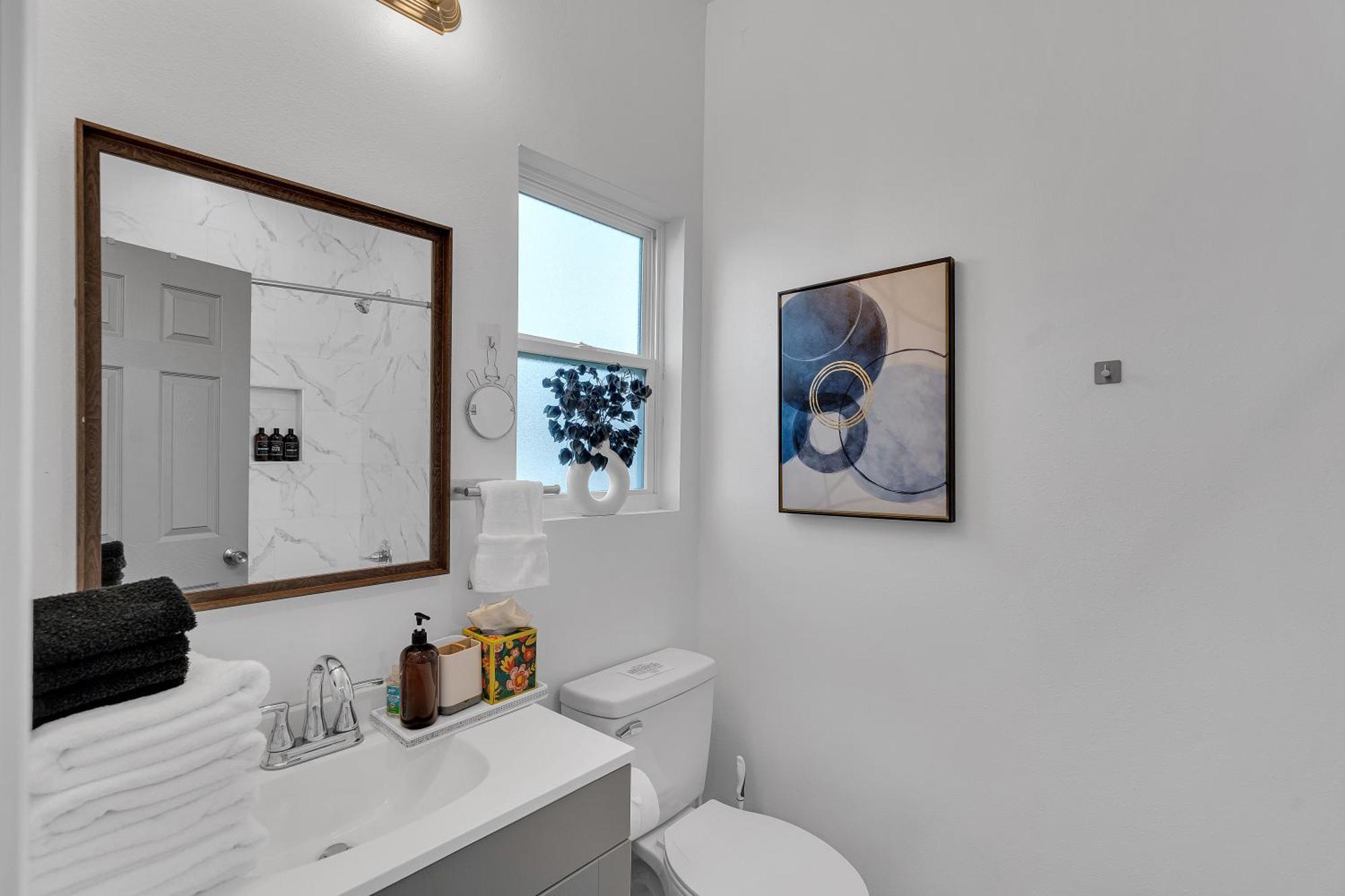 Holiday home Modern 3bd2ba King Bed, 4 Tvs & Parking