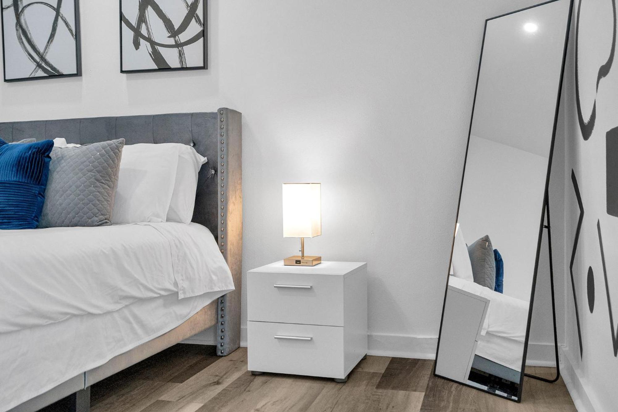 Modern 3bd2ba King Bed, 4 Tvs & Parking