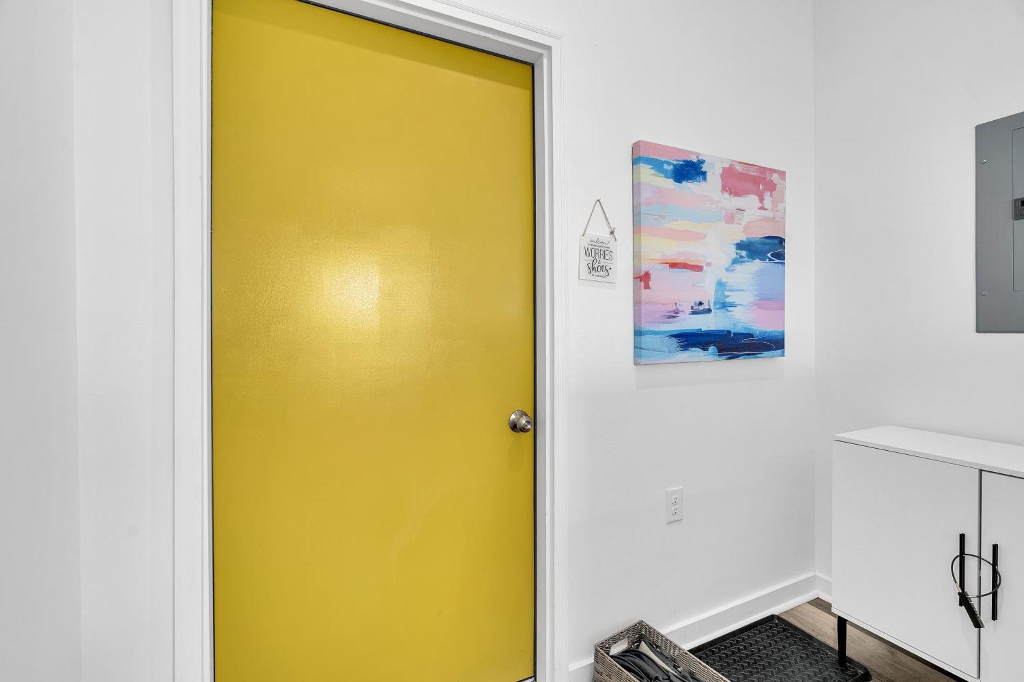 Modern 3bd2ba King Bed, 4 Tvs & Parking Holiday home New Orleans