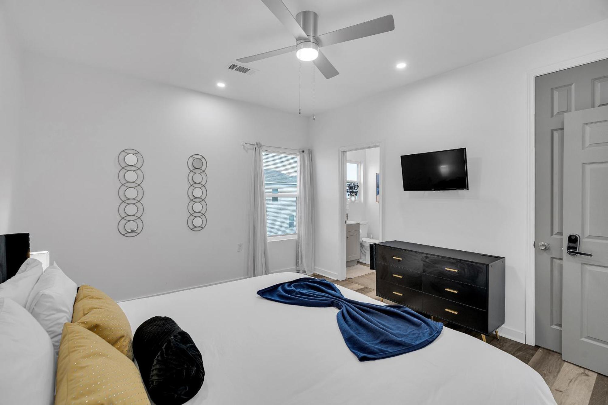 Modern 3bd2ba King Bed, 4 Tvs & Parking Holiday home