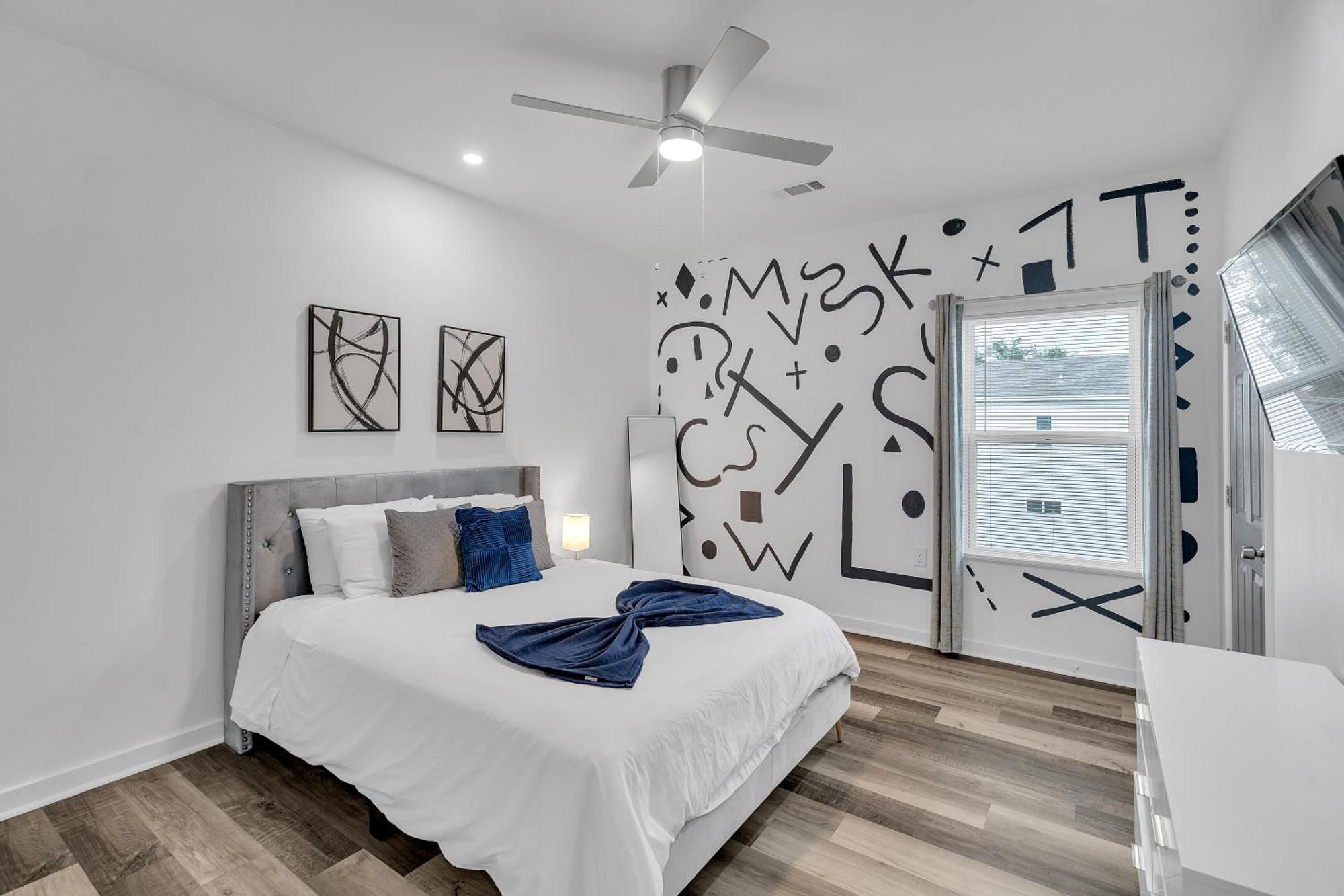 Holiday home Modern 3bd2ba King Bed, 4 Tvs & Parking *