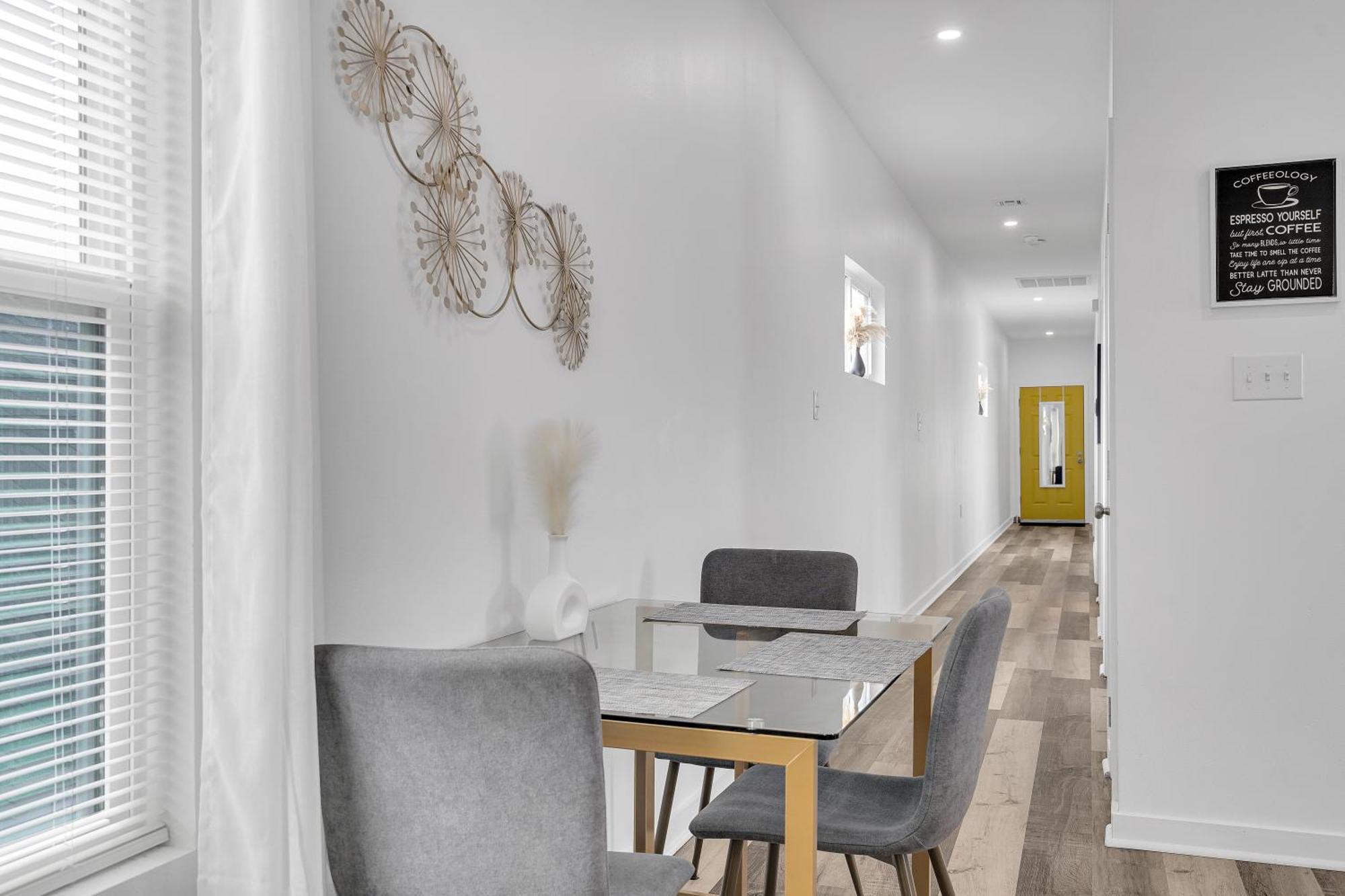 Modern 3bd2ba King Bed, 4 Tvs & Parking Holiday home *
