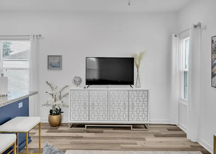 Modern City 3Bd2Ba King Bed, 4 Tvs & Parking