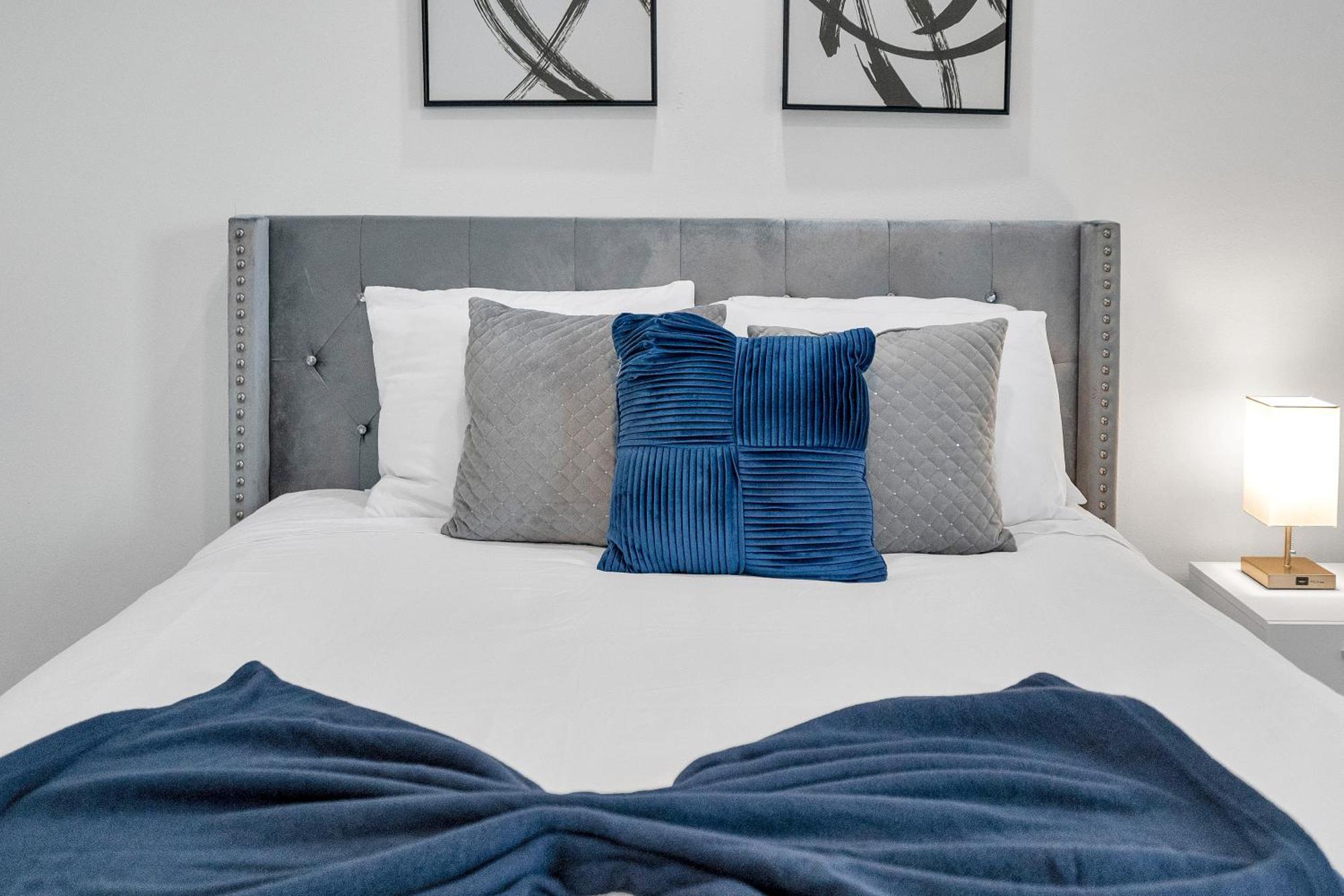 Modern 3bd2ba King Bed, 4 Tvs & Parking Holiday home New Orleans