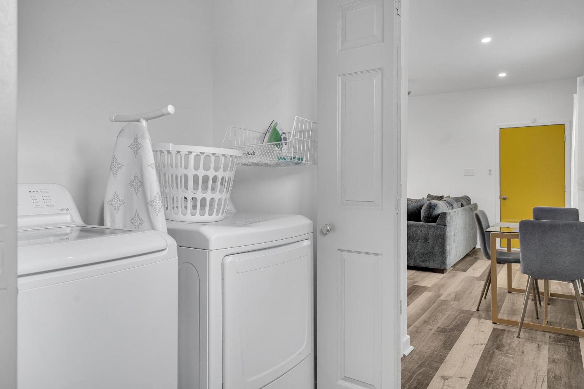 Modern 3bd2ba King Bed, 4 Tvs & Parking *